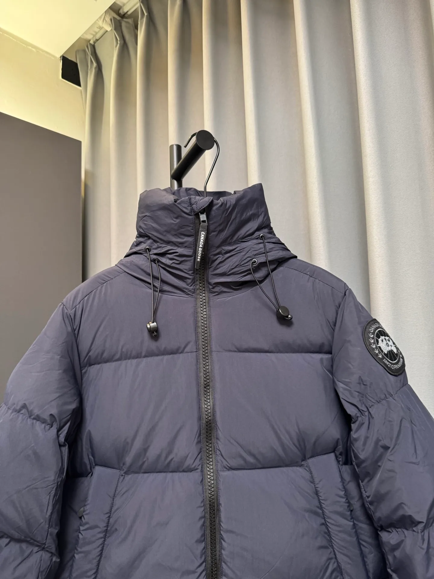 [Premium Down] Canada Coos/e Canada Goose 26FW Black Label Embroidered Bread Jacket Big Goose Premium Down Jacket Black Label Series perfect score for comfort and pleasure‼ ️This is the most popular Series this year. The cost on the sleeve arms is 6 to 7 times higher. Look at the zipper head webbing part. Each one has the logo of Goose. It is full of details such as placket webbing, wiring and other details. It is fashionable and hooded. It is made of high-tech tear-proof fabric with a waterproof surface. It is supplied with fine down for high-end customers and is filled with 90 white goose down. It has high rebound properties and is light and warm. Pockets on both sides can store small items, and the interior is removable. Remove the elastic strap and wear it on your shoulders, freeing your hands. All body shapes can be easily controlled. Same Style for men and women. Complete three standards. Look for the correct version. Color: Navy Blue Size: L/XL/2XL/3XL/4XL